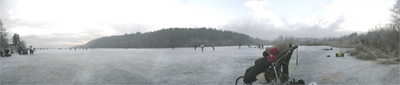 panoramabilde av folk på isen i nordenden av vannet
