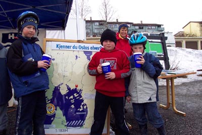 Gutter ved kart om elver