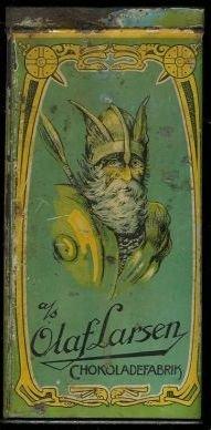 En trekantet sjokoladeboks fra A/S Olaf Larsen Chokoladefabrik rundt århundreskiftet 1800/1900. Fabrikken oppretthold navnet til 1930 da det ble endret til ASOLA (AS Olaf Larsen).