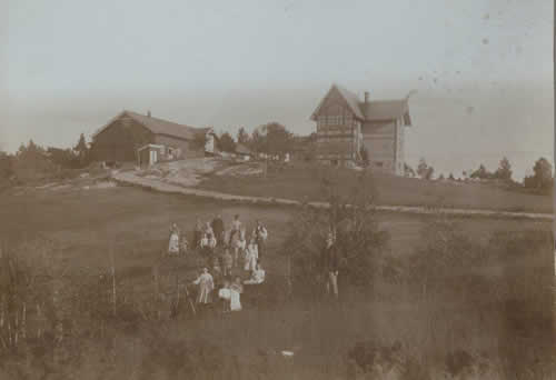 En trekantet sjokoladeboks fra A/S Olaf Larsen Chokoladefabrik rundt århundreskiftet 1800/1900. Fabrikken oppretthold navnet til 1930 da det ble endret til ASOLA (AS Olaf Larsen).