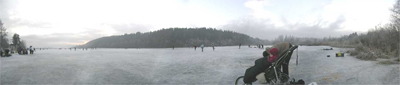 panoramabilde av folk p isen i nordenden av vannet